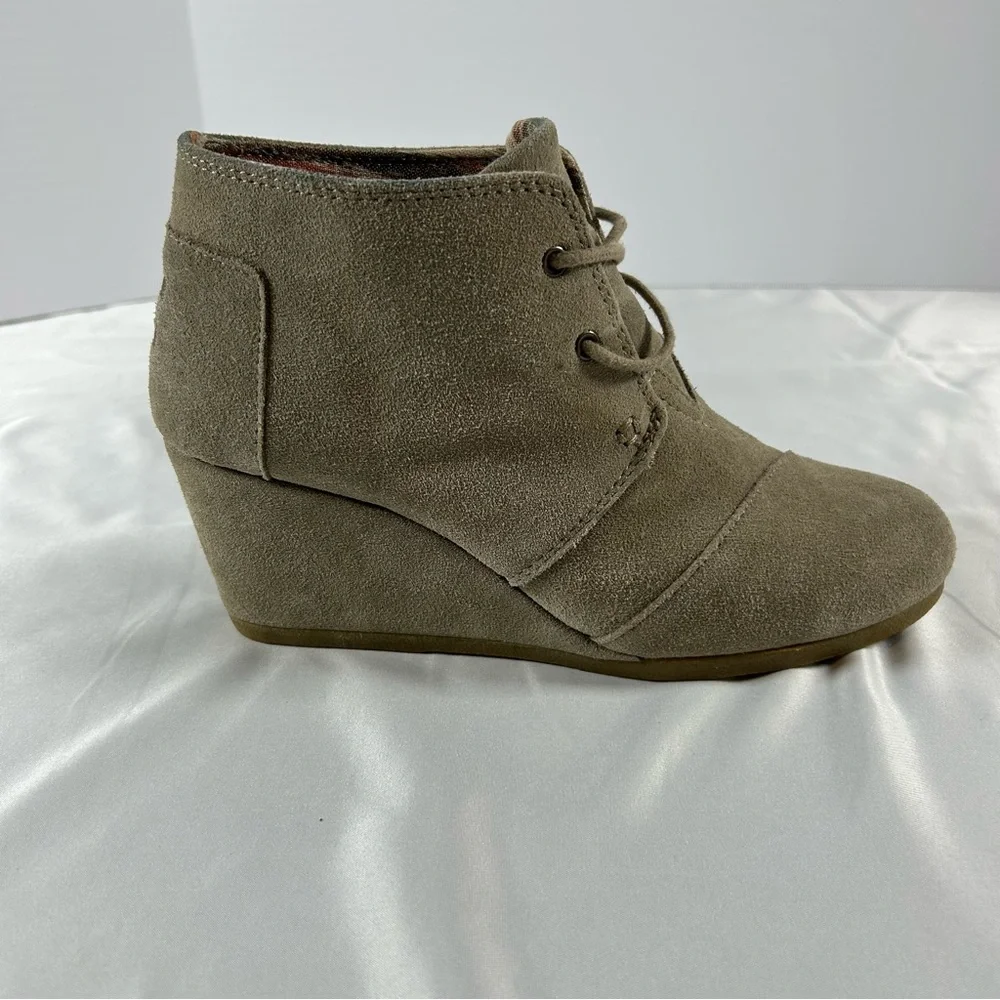 TOMS Women’s Suede LaceUp Wedge Ankle Bootie Comfortable, Size 8‎